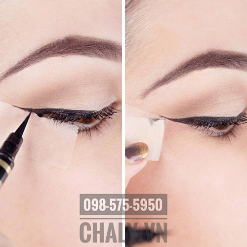 Tiếp tục dùng bút vẽ qua đuôi mắt. Bạn không cần lo lắng nếu mực vương vào băng dính vì nó giống một tắm chắn, giúp định hình nét kẻ. Sau đó nhẹ nhàng lột miếng băng dính ra