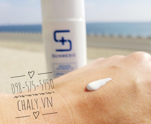 Kem chống nắng Sunmedic medicated sun protect spf50 có texture dạng sữa lai gel, thẩm thấu khá nhanh