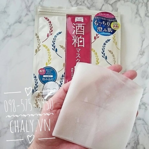 Miếng mặt nạ bã rượu của Nhật Bản được làm từ cotton Nhật xịn nên mềm da, đắp sướng lắm