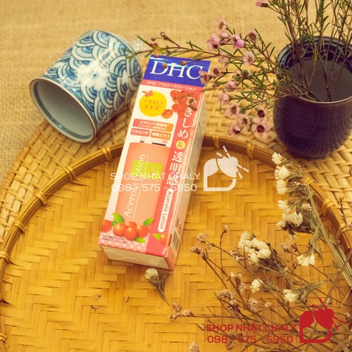 Nước hoa hồng DHC acerola lotion chiết xuất từ những trái sơ ri căng mọng, chứa hàm lượng vitamin C gấp 34 lần quả chanh, mang đến hiệu quả làm mờ thâm mụn, dưỡng trắng và se khít lỗ chân lông cực tốt