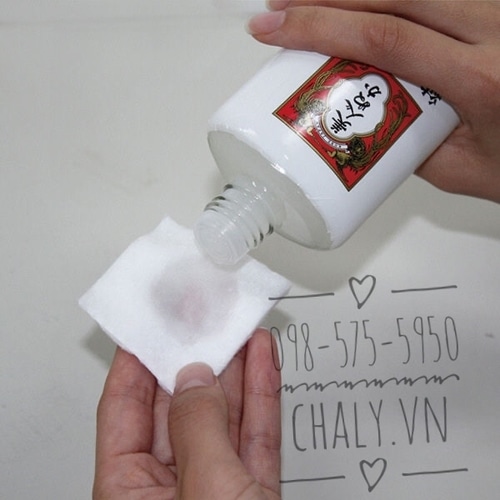 Thoa nước hoa hồng Nhật Bản bằng bông tẩy trang và đắp lotion mask là cách để phụ nữ Nhật thu được hiệu quả cao nhất khi dưỡng da