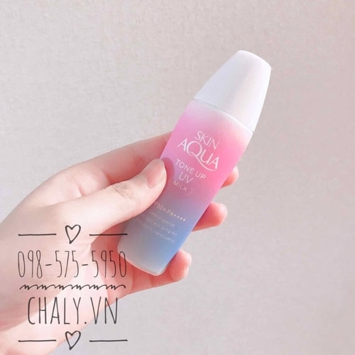 Sữa chống nắng hiệu chỉnh sắc da Skin Aqua tone up UV milk của Rohto chứa các hạt ngọc trai tạo hiệu ứng ánh sáng giúp da lấp lánh, sáng mịn, đánh bay sự sạm xỉn, mệt mỏi trên da ngay sau khi thoa