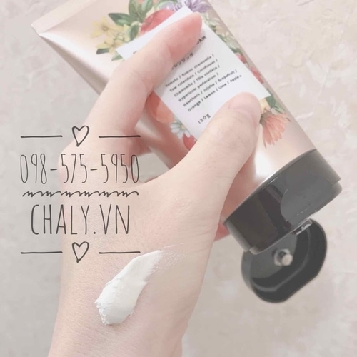 Da dầu nhờn như mình thì nhất định là phải dùng sữa rửa mặt đất sét rồi. Mình dùng cực hợp, đỡ mụn đầu đen bao nhiêu