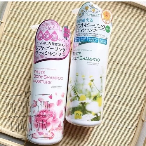 2 phiên bản tắm trắng Nhật tốt nhất Manis white body shampoo màu hồng (trái) và xanh (phải)