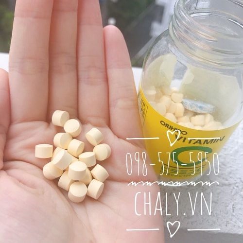 Mỗi lọ vitamin C Orihiro Nhật chứa 300 viên vitamin C màu vàng ươm. Cứ 10 viên lại cung cấp 1000mg vitamin C nguồn gốc thiên nhiên, lành tính
