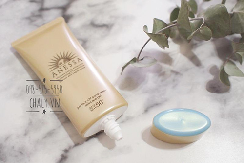 Gel Anessa Perfect UV Sunscreen Skincare có texture sệt, cấp ẩm tốt, phù hợp cho da thường da khô