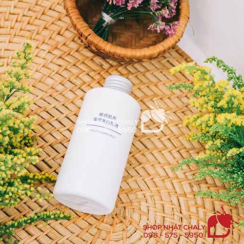 Cùng với nước hoa hồng làm trắng da và kem dưỡng trắng da nhạy cảm Muji whitening cream, sữa dưỡng ẩm trắng da Muji whitening milk rất được chị em da mụn, nhạy cảm yêu thích